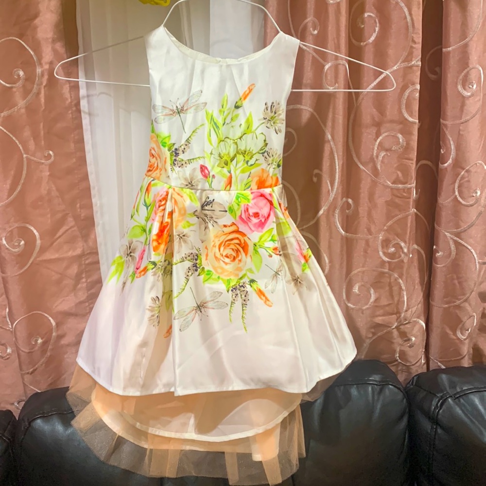 Baby dress available size 2t . Good condition just used one time